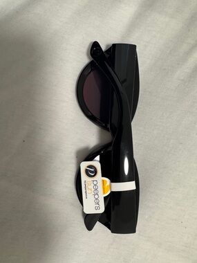 Peepers Glossy Black Round Sunglasses